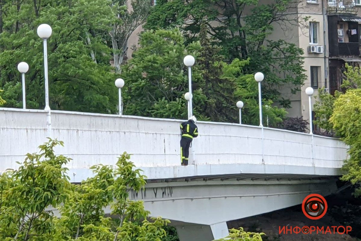 В Одессе больше часа спасали мужчину, который хотел сброситься с моста на дорогу 5