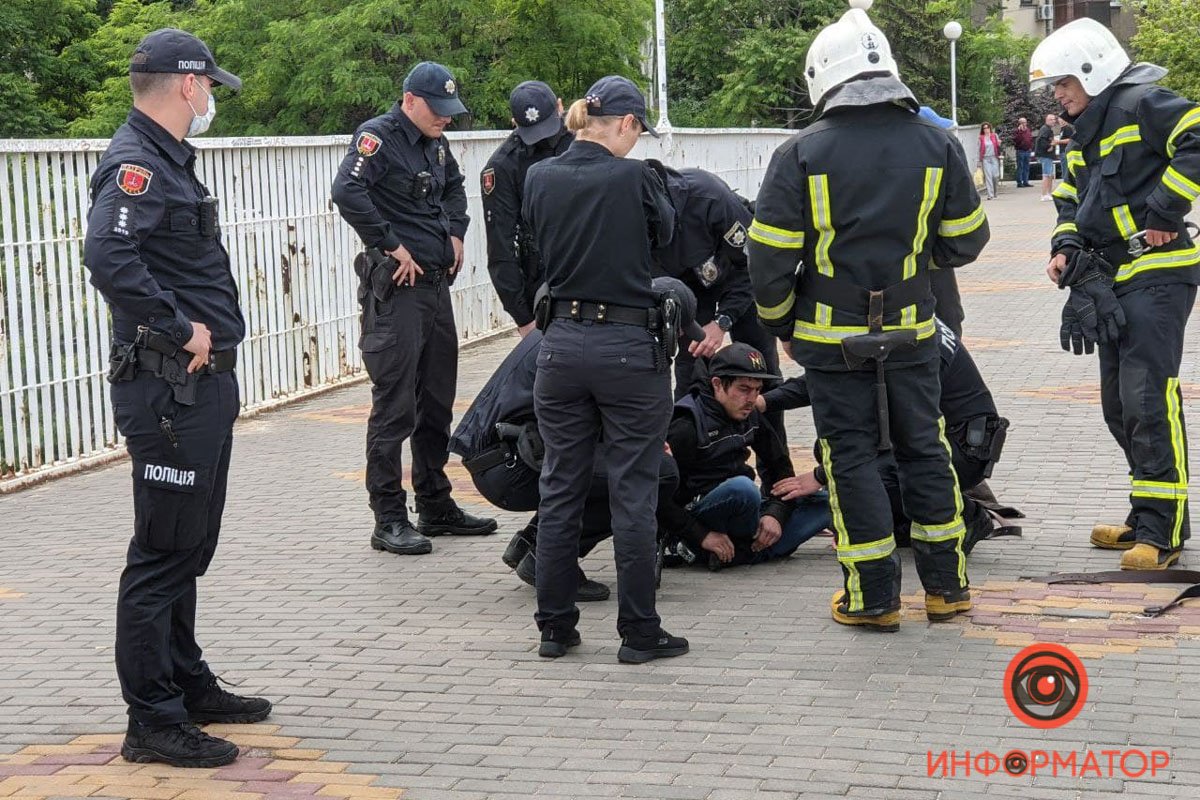 В Одессе больше часа спасали мужчину, который хотел сброситься с моста на дорогу 6