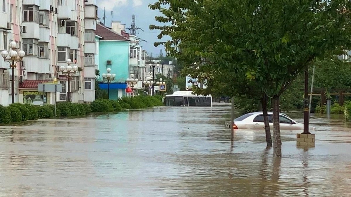 Машины стоят по крышу в воде Машины стоят по крышу в воде