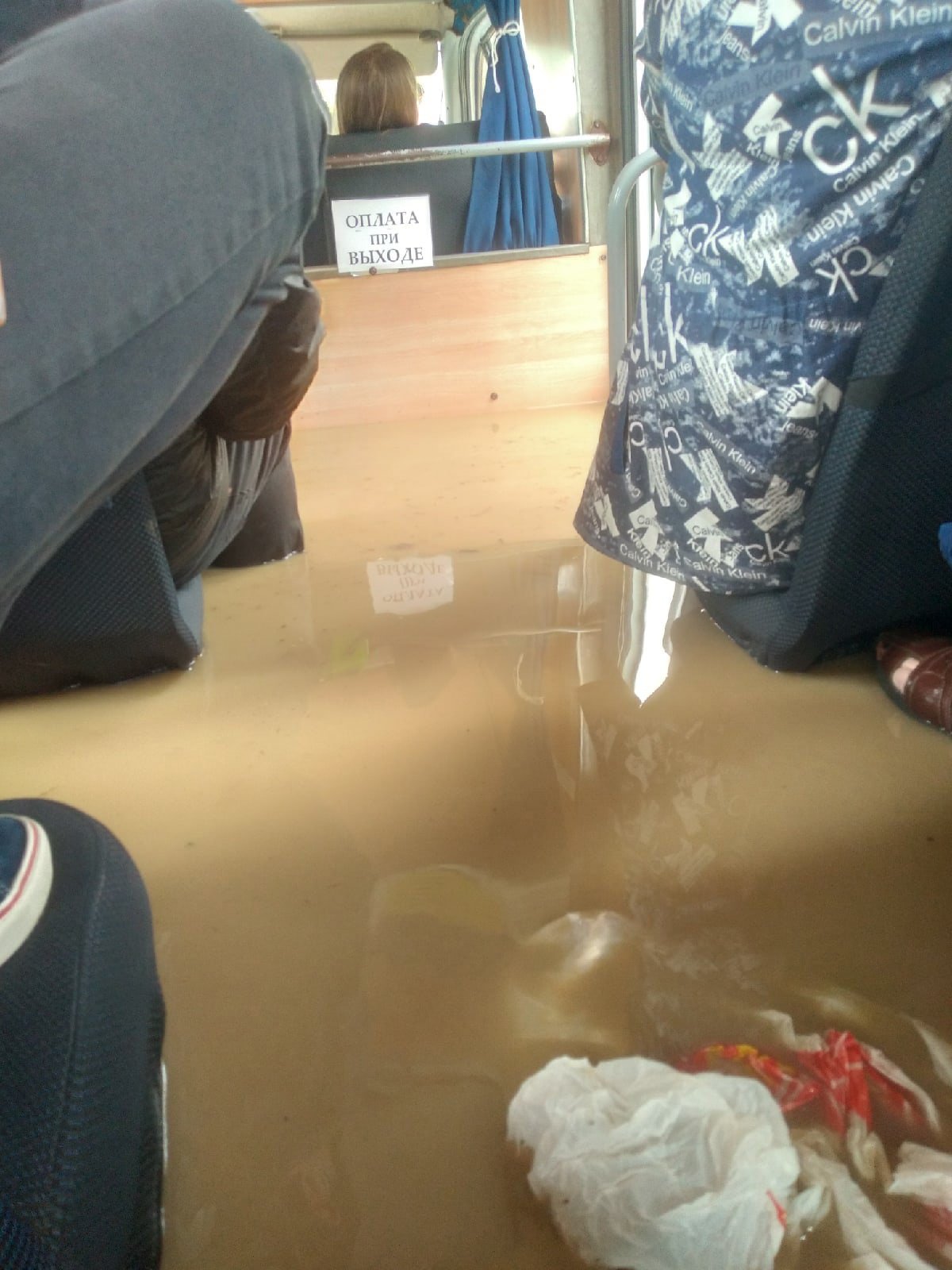Пассажиры в маршрутках сидят по колено в воде Пассажиры в маршрутках сидят по колено в воде