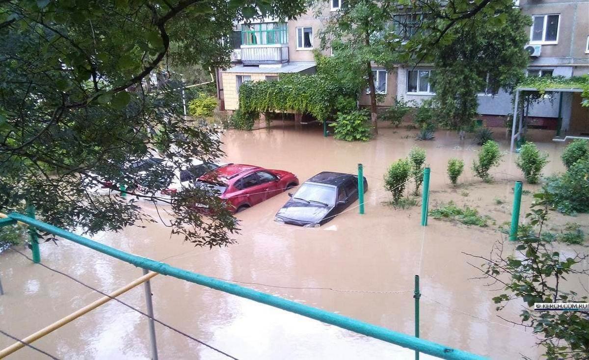 В оккупированном Крыму город ушёл под воду: «глава» оккупантов плавает по Керчи на моторной лодке 4