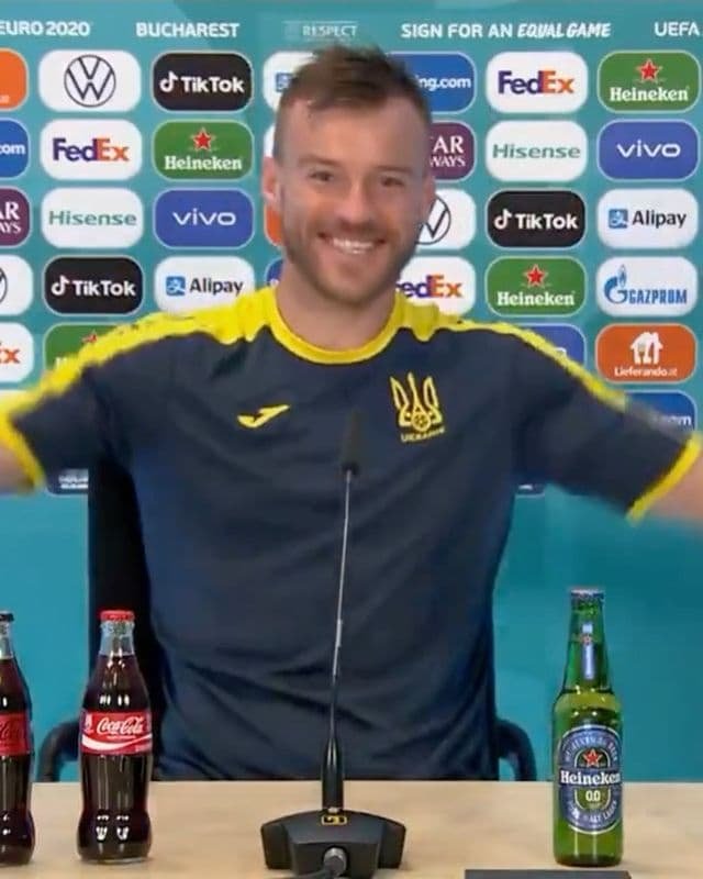 Капітан української збірної Ярмоленко протроллив жест Роналду з Coca Cola 1