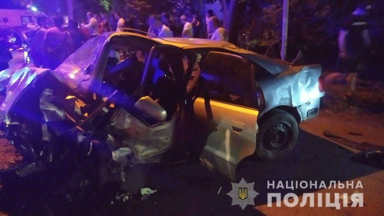 В Черкассах на перекрестке столкнулись две легковушки: трое погибших 1