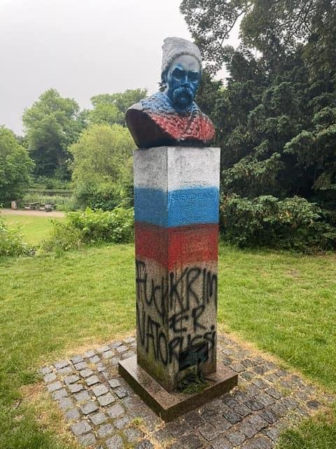 Раскрасили в российский триколор: в Дании осквернили памятник Тарасу Шевченко 1