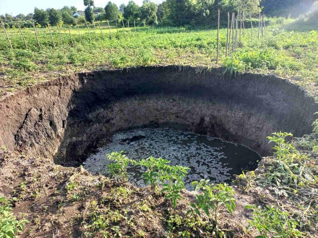 В Черновицкой области из-за ливней образовалась огромная воронка 1