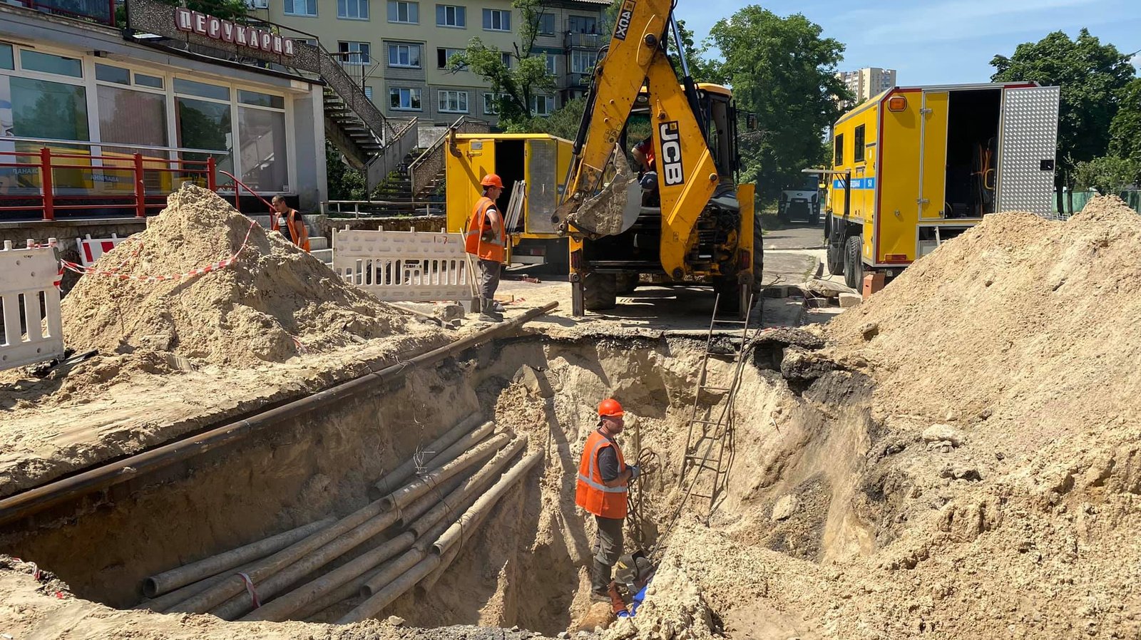 У центрі Києва провалився асфальт, рух перекрито 1