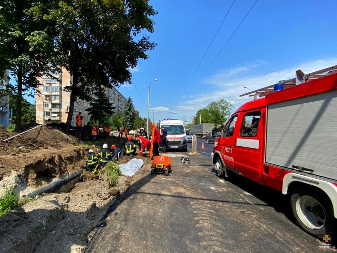 У Тернополі працівників засипало землею: один загинув, другого вдалося врятувати 1