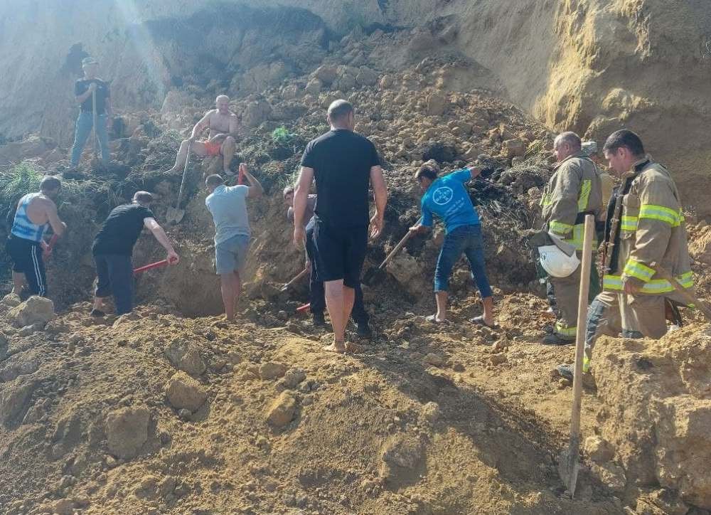 У берега Чёрного моря случился оползень: под завалами могут быть люди 1