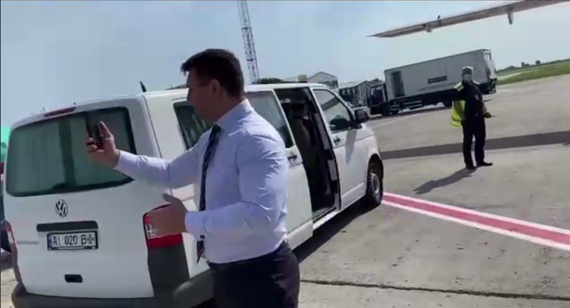 Рейс Київ-Ужгород затримали через те, що нардеп Тищенко знімав відео 1