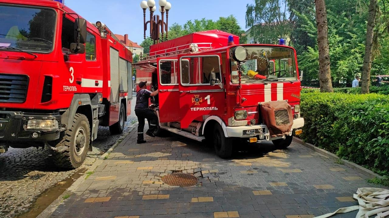 У Тернополі горить ресторан, вогонь перекинувся на сусідню будівлю 2