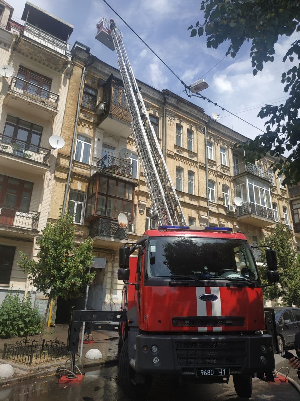 В Киеве горит пятиэтажный дом: спасатели эвакуируют людей 3