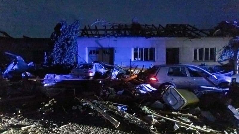 В Чехии мощный торнадо уничтожил несколько сел: около 300 пострадавших 1