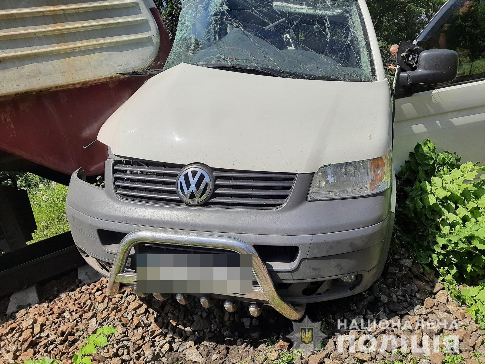 Под Харьковом электричка столкнулась с микроавтобусом: пострадал один человек 2