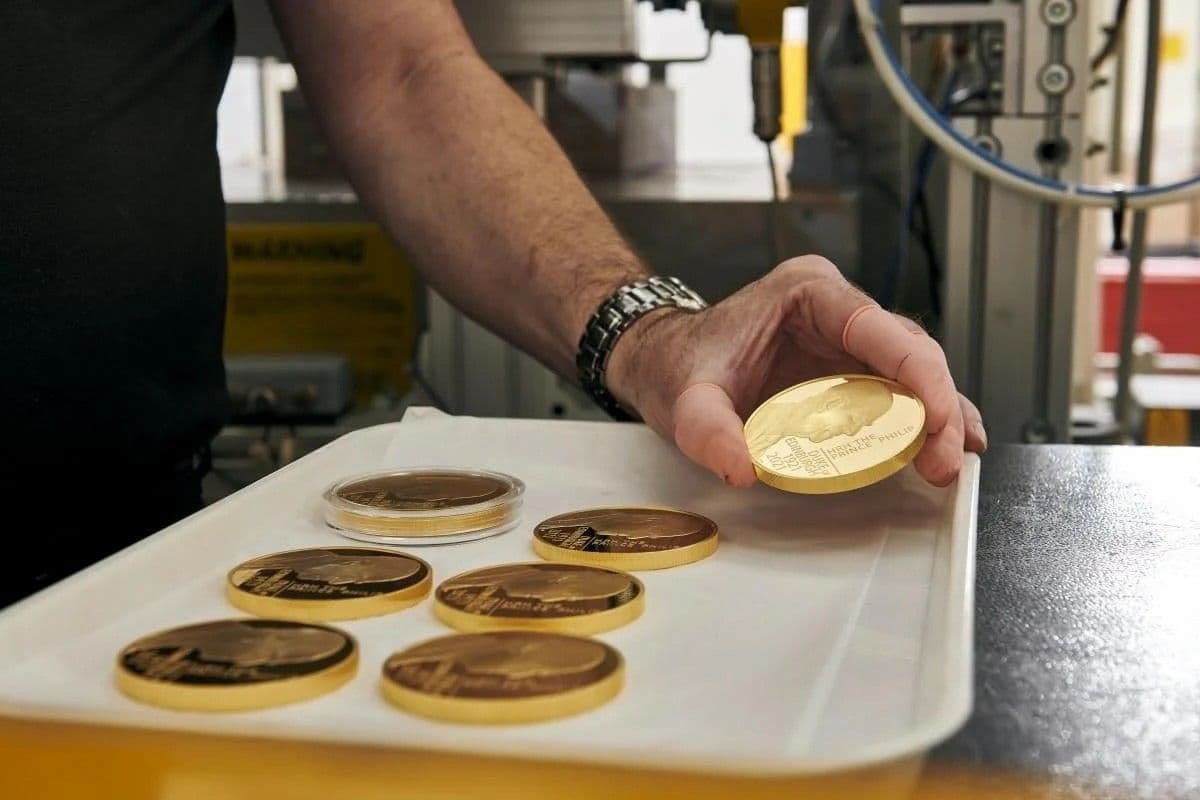 В Британии выпустили монету, посвящённую принцу Филиппу, супругу королевы Елизаветы II 1