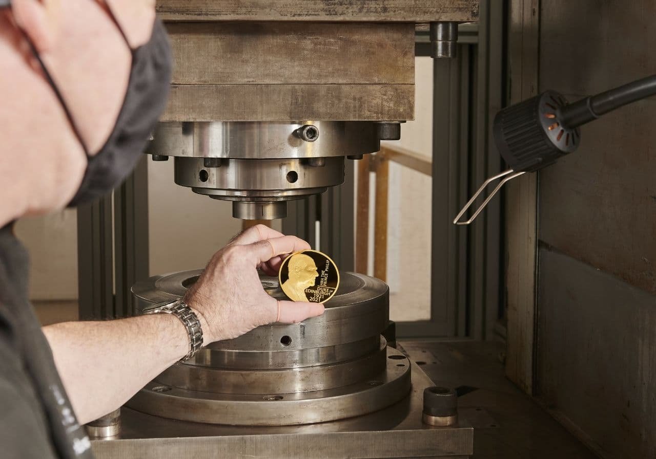 В Британии выпустили монету, посвящённую принцу Филиппу, супругу королевы Елизаветы II 2