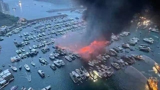 В Гонконге произошел пожар на пристани: затонули не менее 10 судов 1