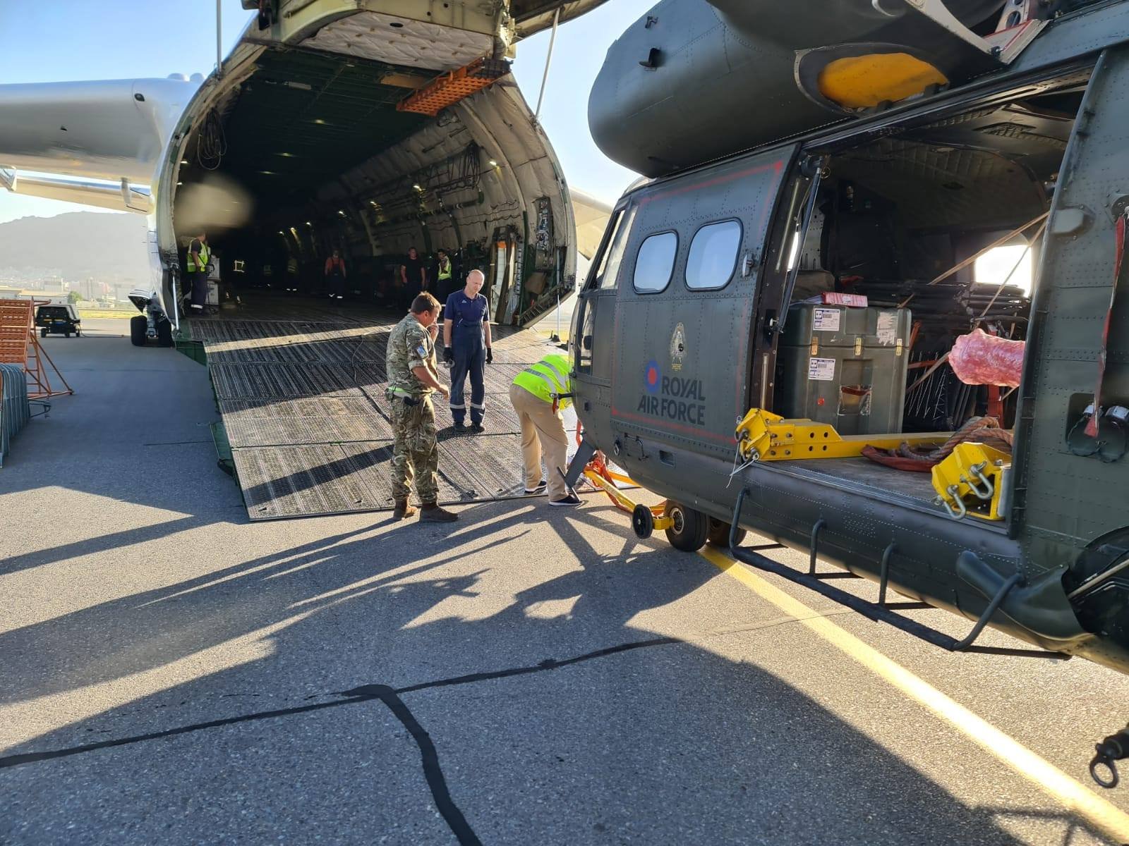 Украинский самолет перевёз из Кабула три вертолёта военно-воздушных сил Британии 1