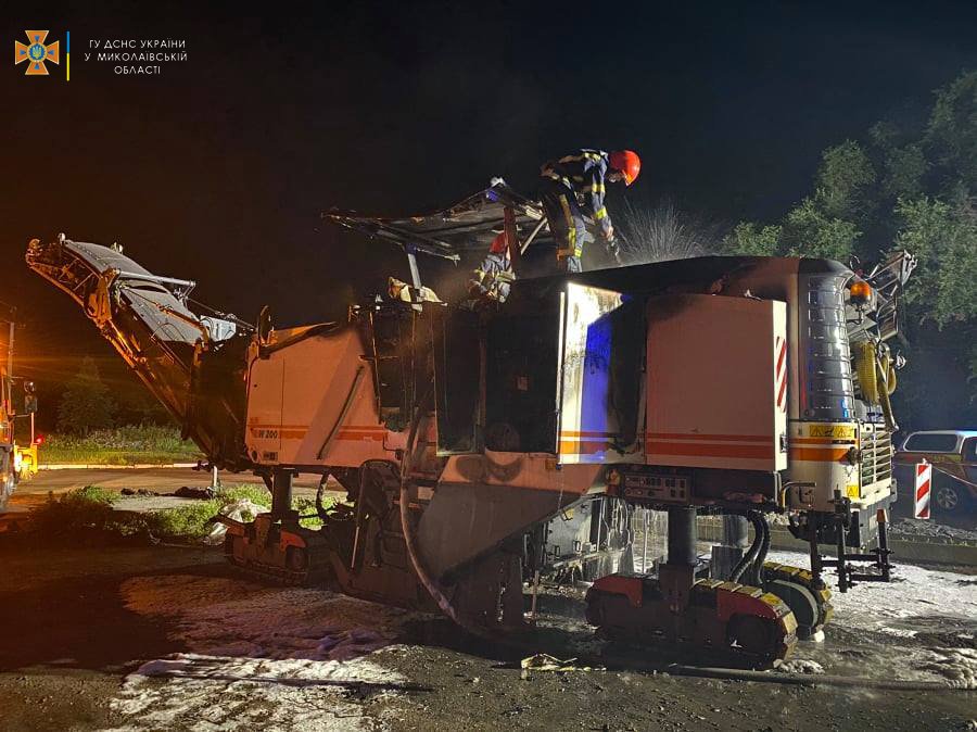 У Миколаєві троє чоловіків підпалили техніку для ремонту доріг 1