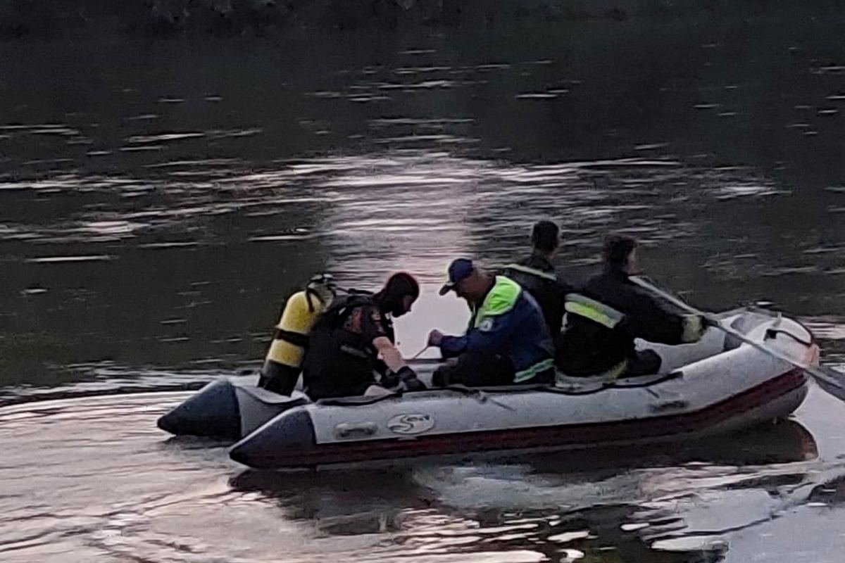 В Ивано-Франковской области мужчина спас двух дочек, которые начали тонуть, но сам ушёл на дно. Его ищут больше 12 часов 2