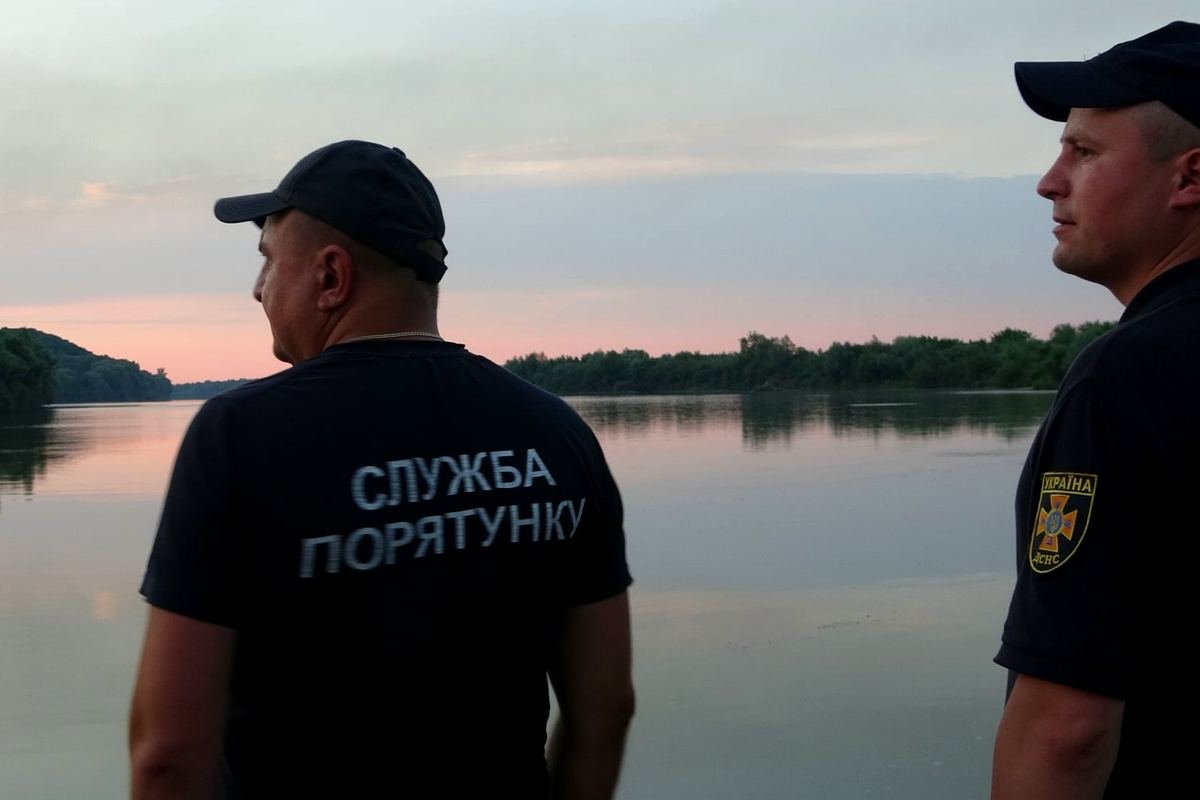 В Ивано-Франковской области мужчина спас двух дочек, которые начали тонуть, но сам ушёл на дно. Его ищут больше 12 часов 3