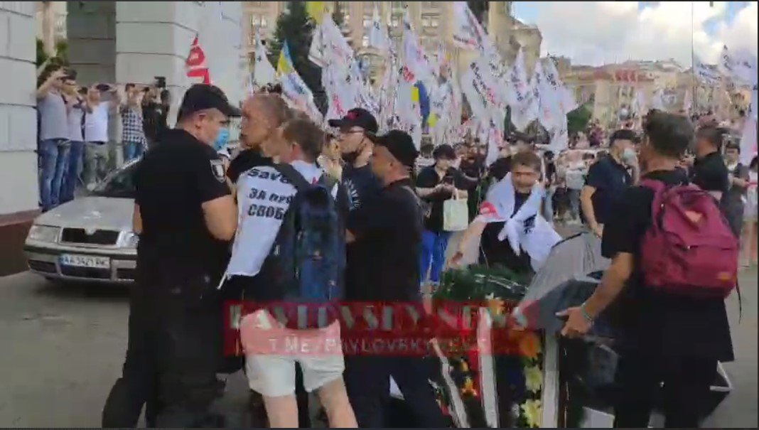 Марш с гробом и венками под ОП: в Киеве произошла стычка между полицейскими и предпринимателями 1