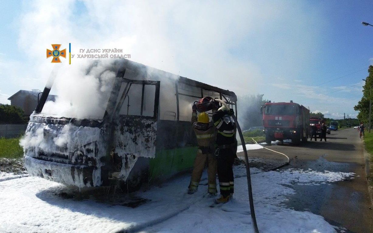 В Харькове на ходу загорелся автобус с пассажирами 1