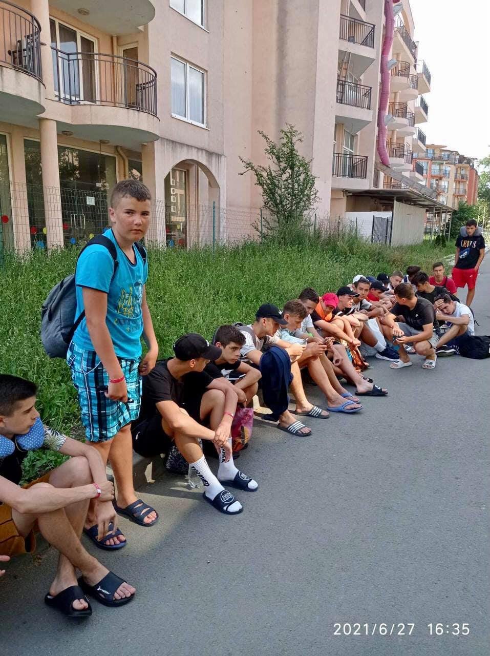 В Виннице организаторы украли деньги, собранные на футбольный чемпионат: 97 детей оставили в Болгарии 1