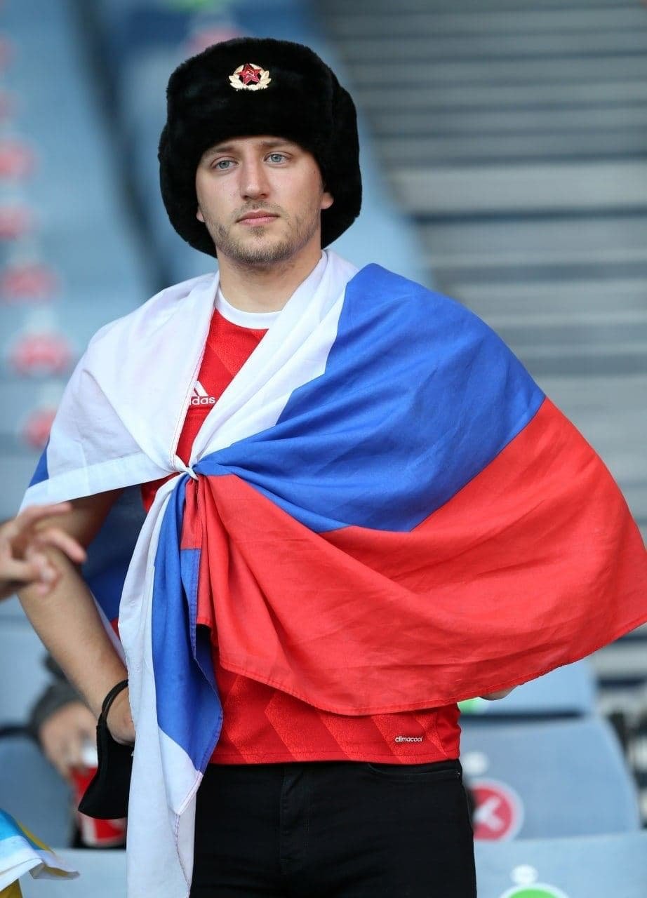 Футболку порвали, прапор відібрали: на матчі Україна — Швеція вболівальники побилися з фанатом у шапці-вушанці і з триколором 1