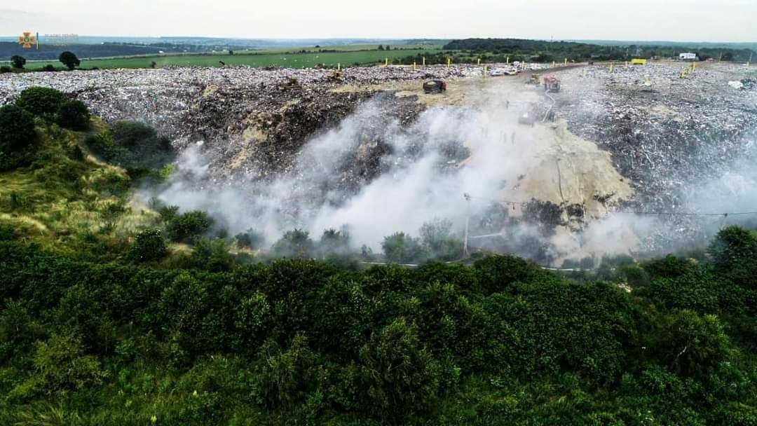 В Тернопольской области вторые сутки горит большая мусорная свалка 2