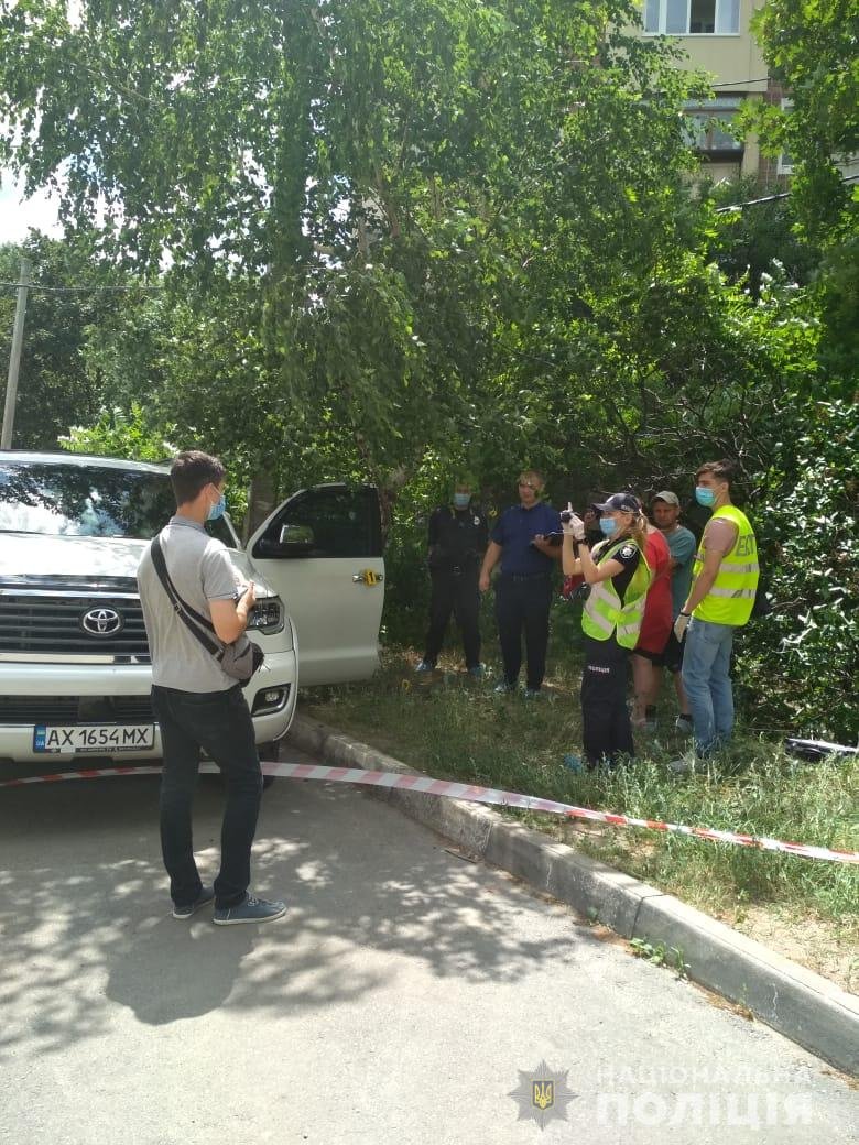 В Харькове мужчина открыл стрельбу на улице: есть раненый 1