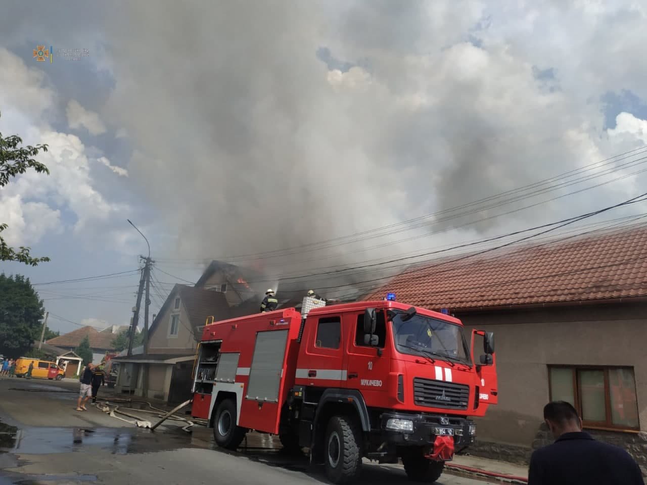 В Мукачеві горів мотель "Водолій": пожежу гасили майже три години 1