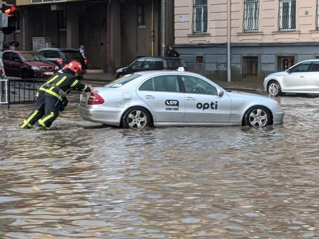 Львів через грозу і бурю залишився без світла 2