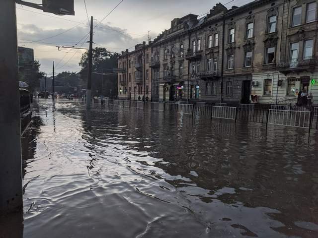 Львів через грозу і бурю залишився без світла 4