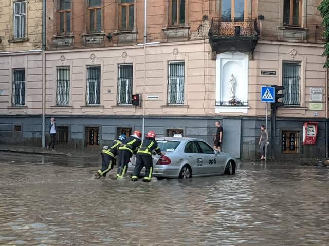 Львів через грозу і бурю залишився без світла 1