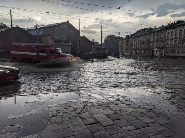 Львів через грозу і бурю залишився без світла 3
