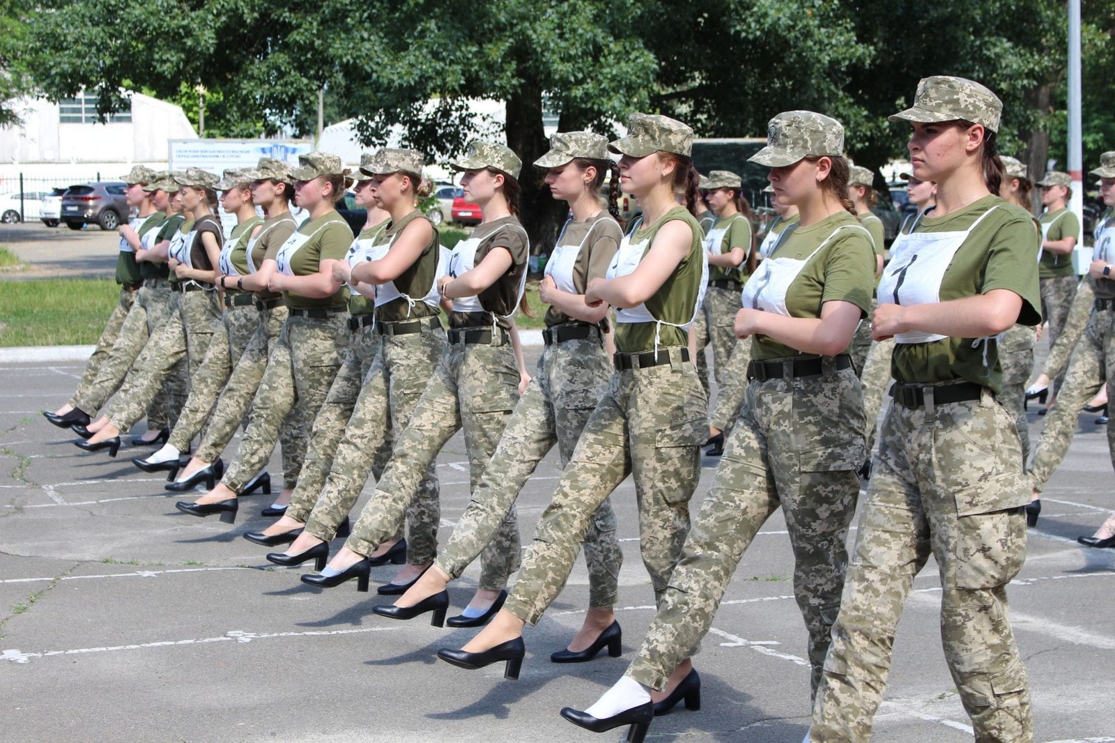 Как женщины-военные готовятся к параду ко Дню независимости. Маршировать будут на каблуках 1