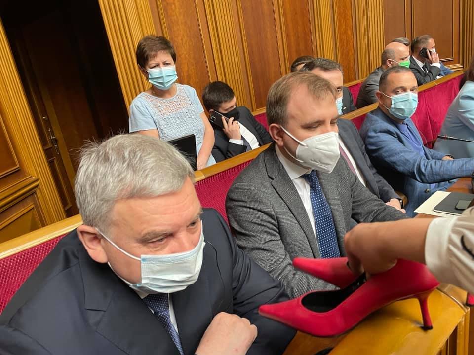 «Пусть сходит в них на парад»: народные депутатки в Раде подарили туфли на каблуках министру обороны Тарану 1