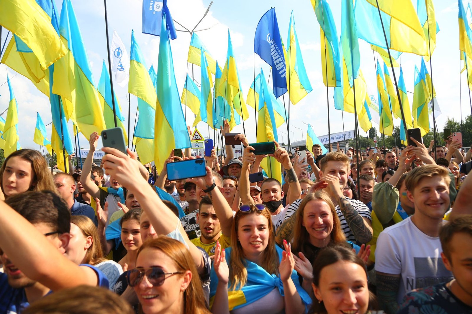 Украинские фанаты встретили нашу сборную в аэропорту и вместе спели гимн Украины 1