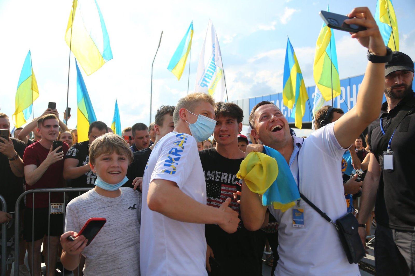 Украинские фанаты встретили нашу сборную в аэропорту и вместе спели гимн Украины 5
