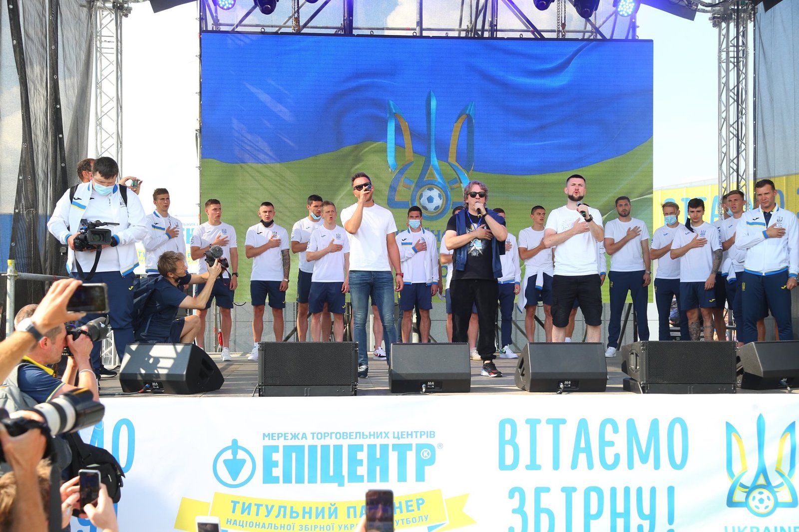Украинские фанаты встретили нашу сборную в аэропорту и вместе спели гимн Украины 4