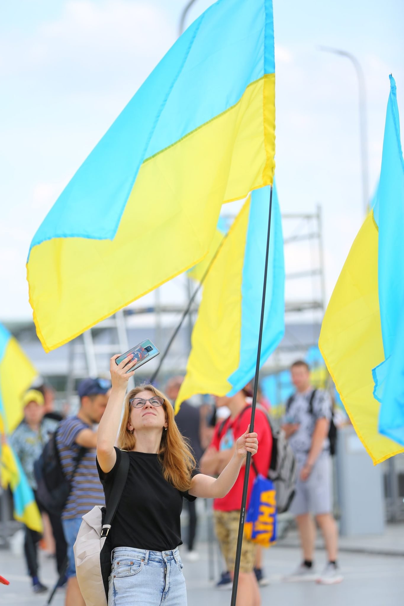 Украинские фанаты встретили нашу сборную в аэропорту и вместе спели гимн Украины 6