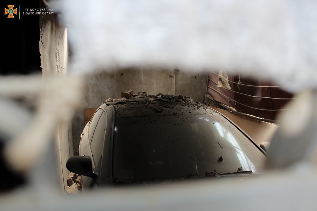 В Одессе обвалился двухэтажный дом: повреждены два автомобиля 4