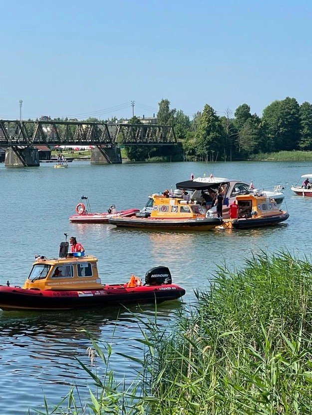 В Польше вертолёт упал в озеро: пострадали трое украинцев 1