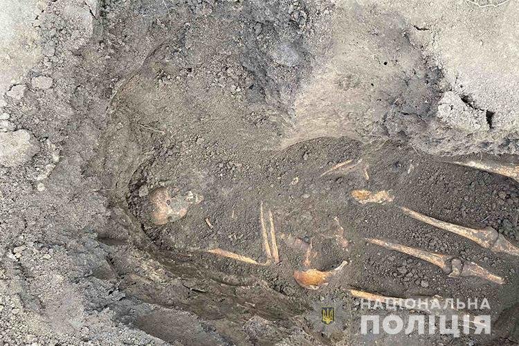 В Тернопольской области женщина в собственном дворе нашла четыре скелета 2