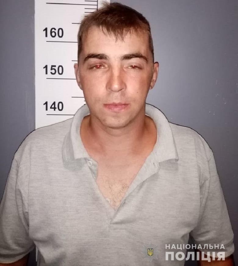 В Киеве из-под стражи сбежал 35-летний мужчина, на которого завели дело за изнасилование. Его объявили в розыск 1