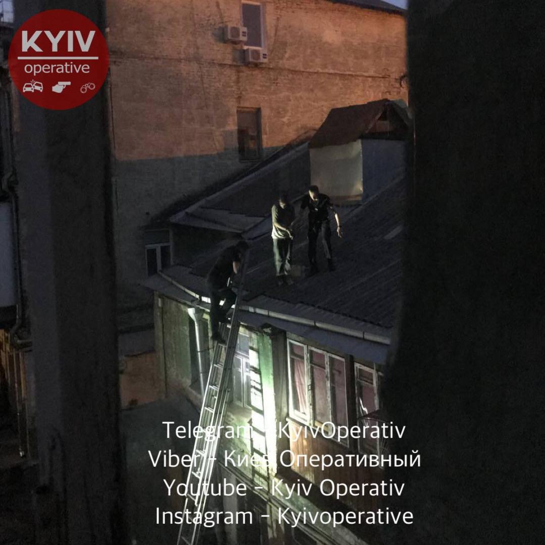В Киеве задержали мужчину, который сбежал из-под стражи. Он прятался от полицейских в трубе дома 1