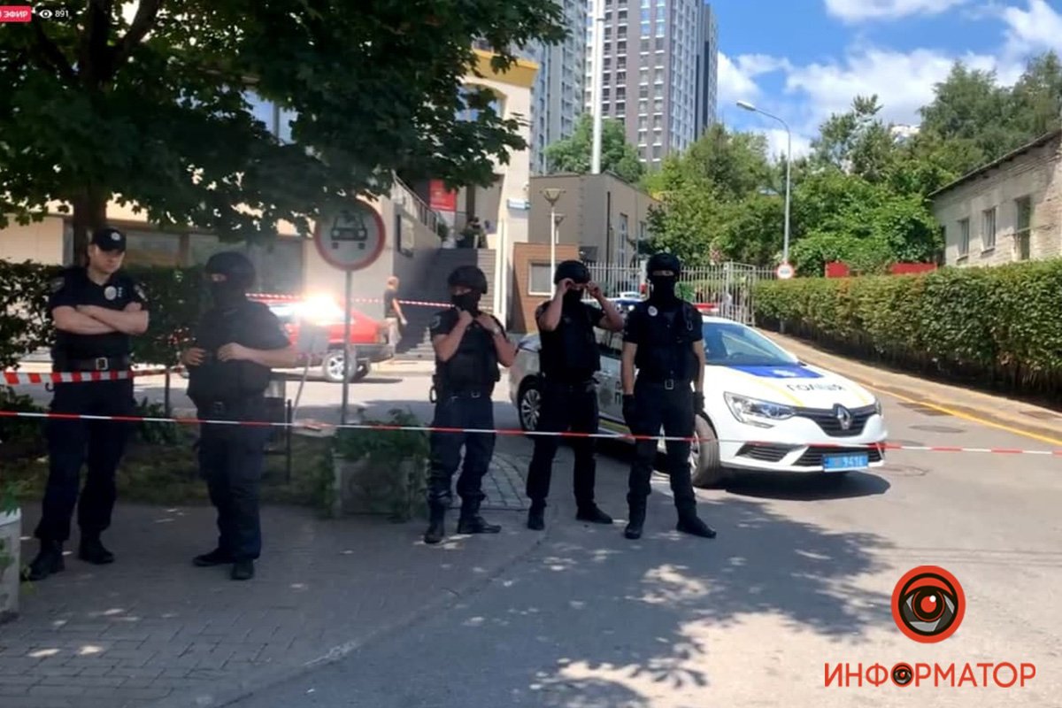 Мужчина ранил полицейского и гражданского Мужчина ранил полицейского и гражданского