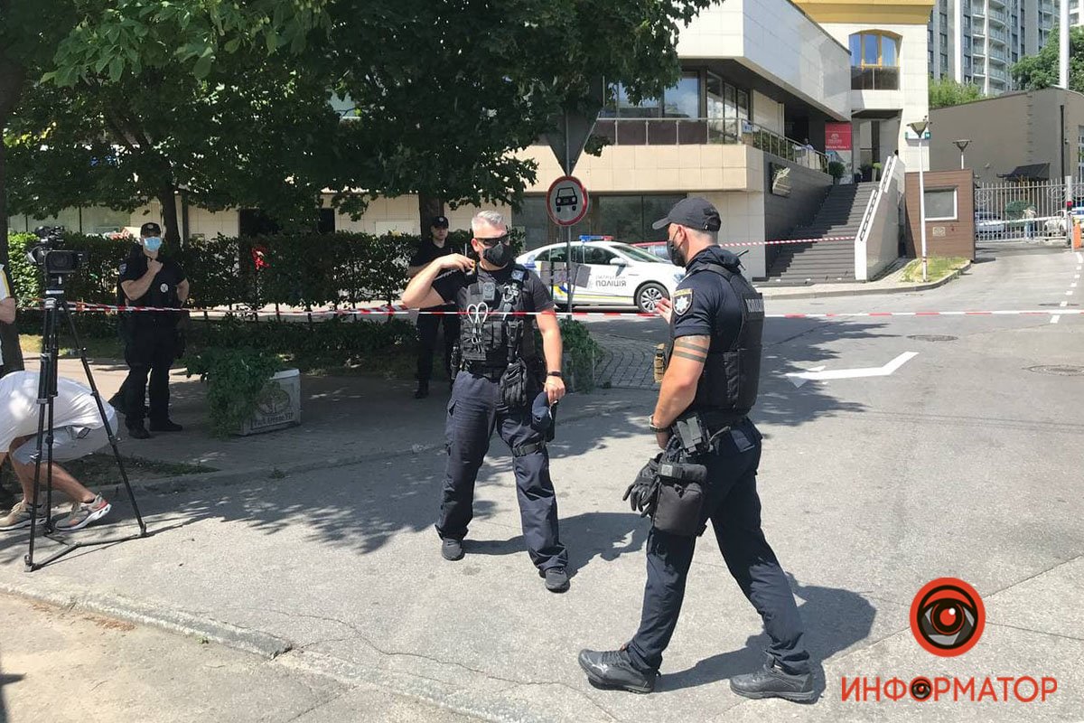 У патрульного ранение руки, у гражданского - ранение в лицо У патрульного ранение руки, у гражданского - ранение в лицо