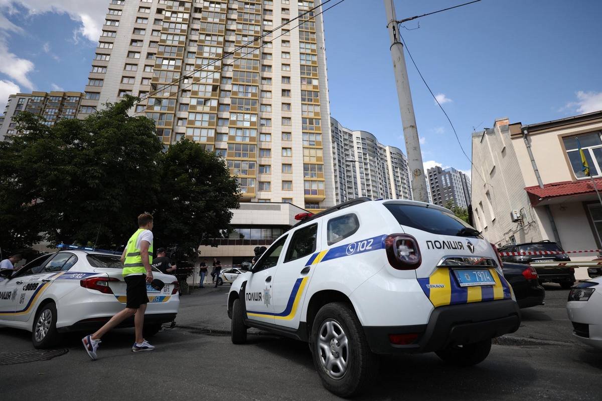 В Киеве мужчина выстрелил в полицейского, ранил прохожего и закрылся в квартире: в столице ввели спецоперацию «Гром» 7