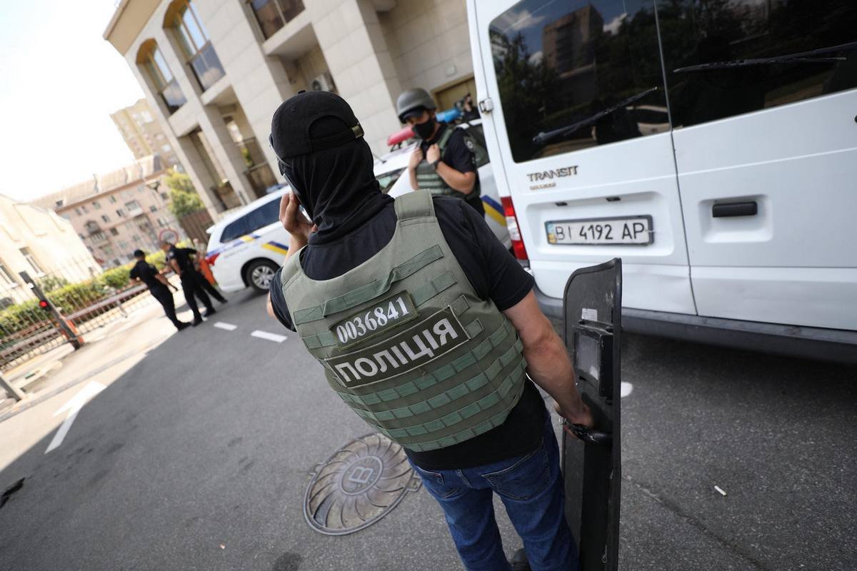 В Киеве мужчина выстрелил в полицейского, ранил прохожего и закрылся в квартире: в столице ввели спецоперацию «Гром» 8